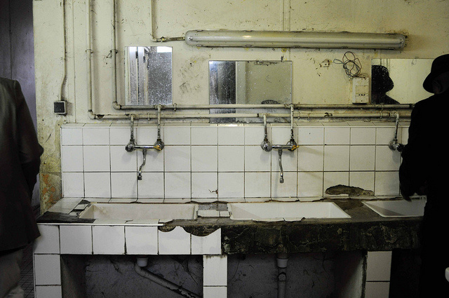 Salle de bains du foyer aftam d'Epinay sur Seine, détruit en 2011. photo S.leban . Plus d'information sur rue89